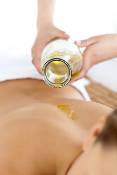 Donna bionda rilassata che fa un massaggio con olio — Foto Stock