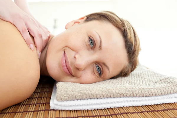 Ritratto di donna rilassata sdraiata su un lettino da massaggio — Foto Stock