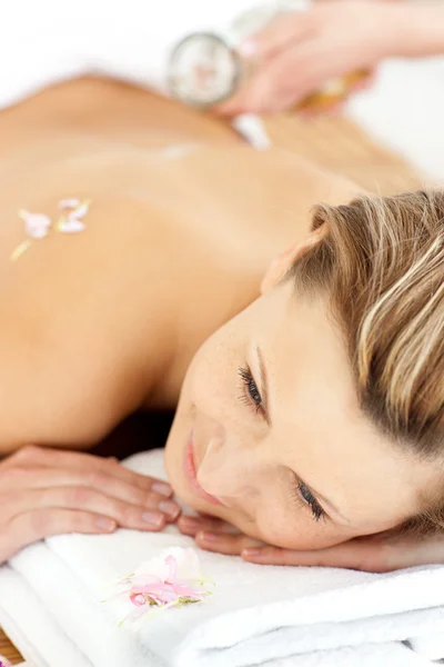Hezká mladá žena se těší masáž zad s olejem — Stock fotografie