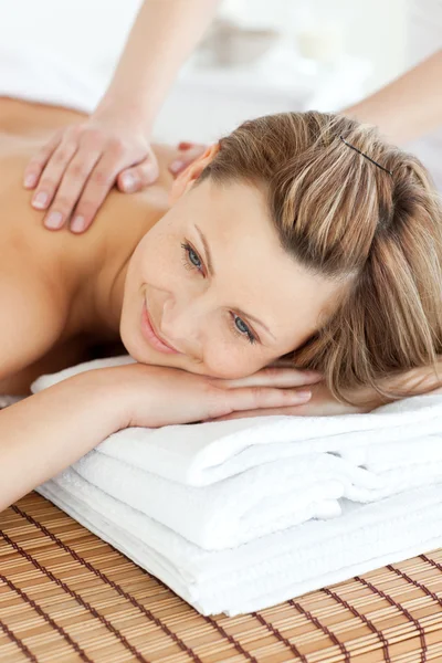 Linda mujer joven que tiene un masaje de espalda en un centro de spa — Foto de Stock