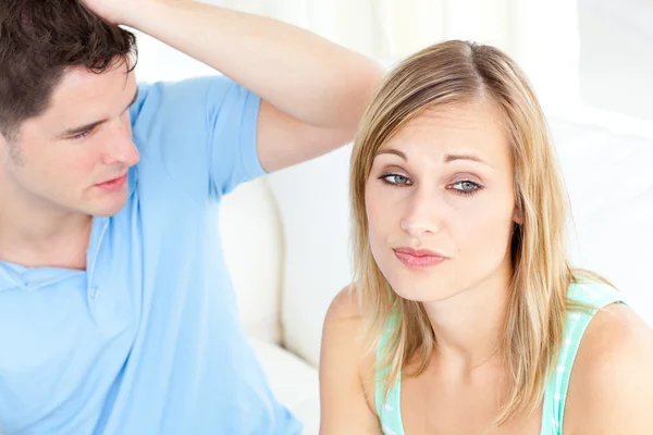 Junges Paar streitet im Wohnzimmer — Stockfoto