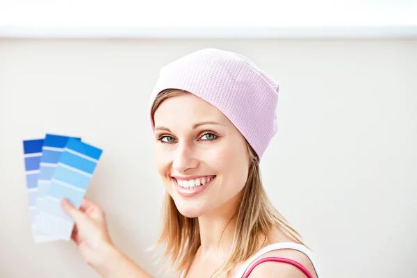 Радісна молода жінка вибирає колір для фарбування кімнати — стокове фото