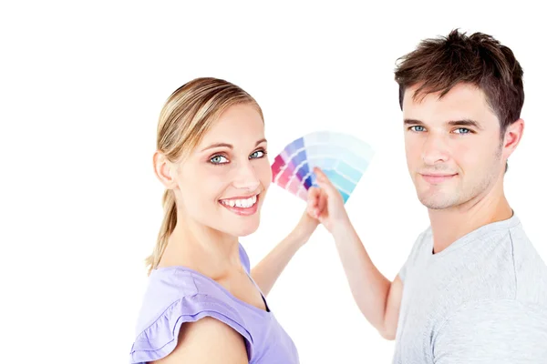 Lächelndes junges Paar wählt Farbe für ein Zimmer — Stockfoto