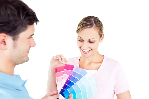Ενθουσιασμένος ζευγάρι επιλογή χρώματος για ένα δωμάτιο — Φωτογραφία Αρχείου