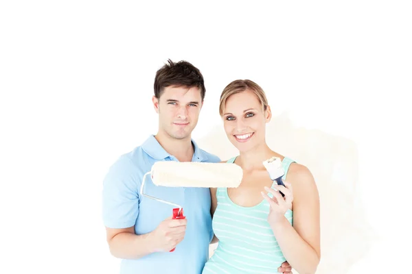 Encantador casal caucasiano pintando um quarto — Fotografia de Stock