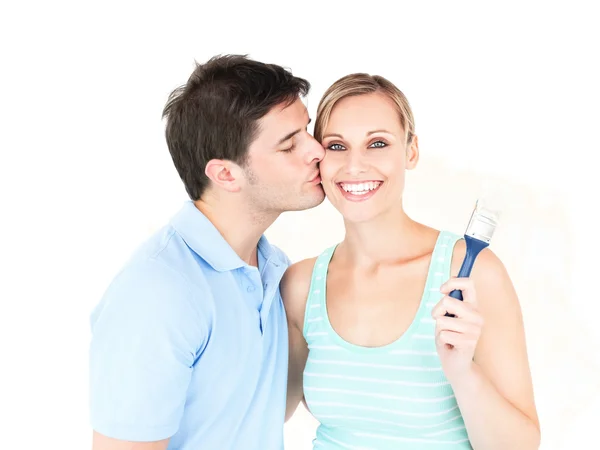 Feliz casal caucasiano pintando um quarto — Fotografia de Stock