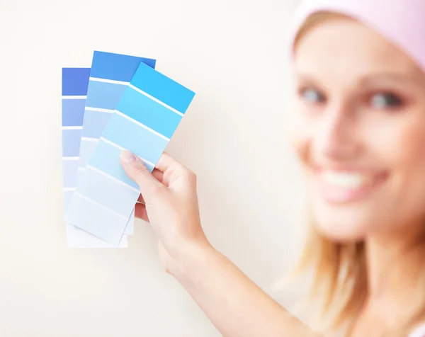 Ελκυστική νεαρή γυναίκα επιλογή χρώματος για τη ζωγραφική ενός δωματίου — Φωτογραφία Αρχείου