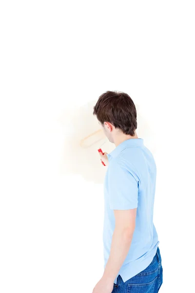 Knappe jongeman schilderen van een kamer — Stockfoto