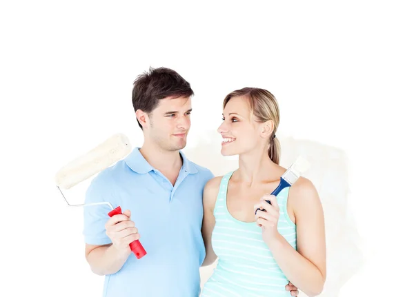 Adorável jovem casal pintando um quarto — Fotografia de Stock