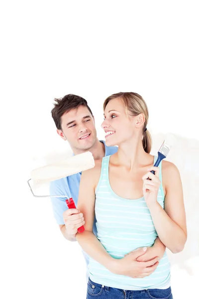 Amante jovem casal pintando um quarto — Fotografia de Stock