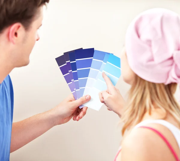 Pareja concentrada eligiendo el color para una habitación en su nueva casa — Foto de Stock