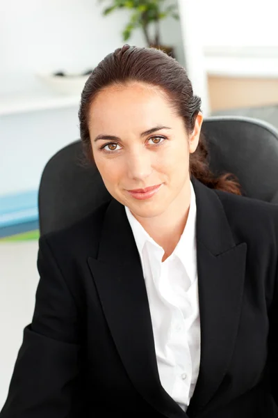 Durchsetzungsfähige Geschäftsfrau schaut in die Kamera, die in ihr sitzt — Stockfoto