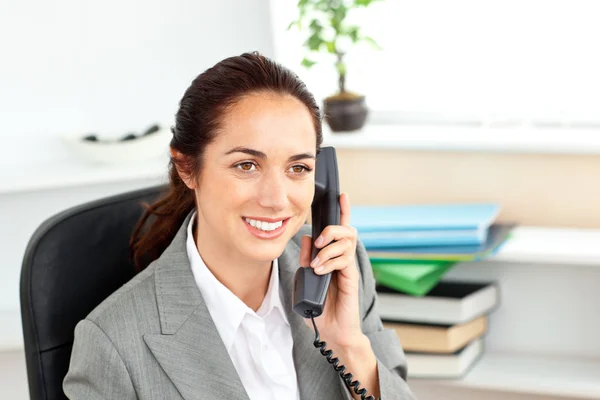 Atraktivní podnikatelka mluví telefonu sedí ve své kanceláři — Stock fotografie