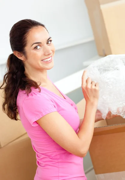 Χαμογελώντας αποσυσκευασία κουτιά καυκάσιος γυναίκα με γυαλιά — Φωτογραφία Αρχείου