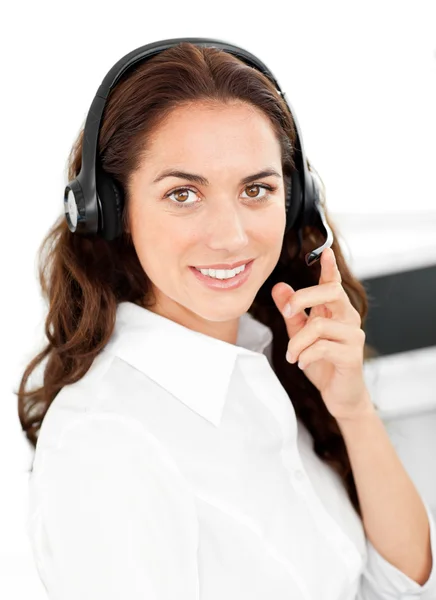 Mulher positiva com fone de ouvido trabalhando em um call center — Fotografia de Stock