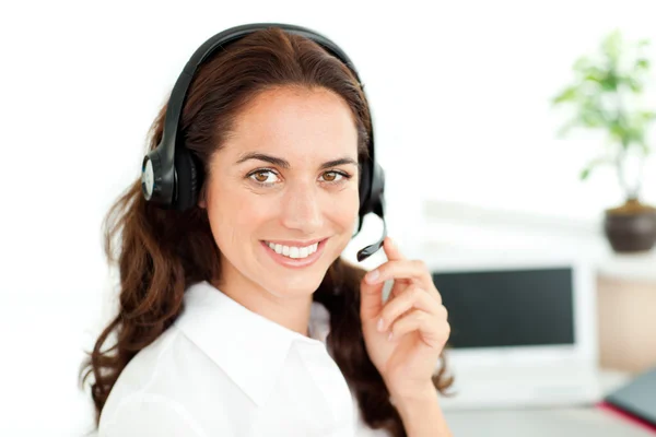 Smiling woman looking at the camera wearing a headset — Stock Photo, Image