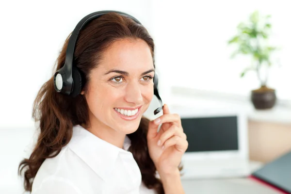 Donna sorridente con auricolare che lavora in un call center — Foto Stock