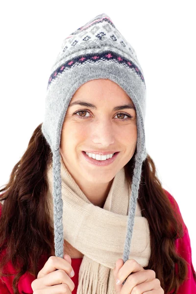 Retrato de una mujer atractiva vistiendo ropa de invierno sonriendo —  Fotos de Stock