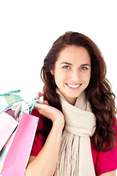 Radosny kobieta ubrany w szalik i gospodarstwa uśmiechający się torby na zakupy — Zdjęcie stockowe