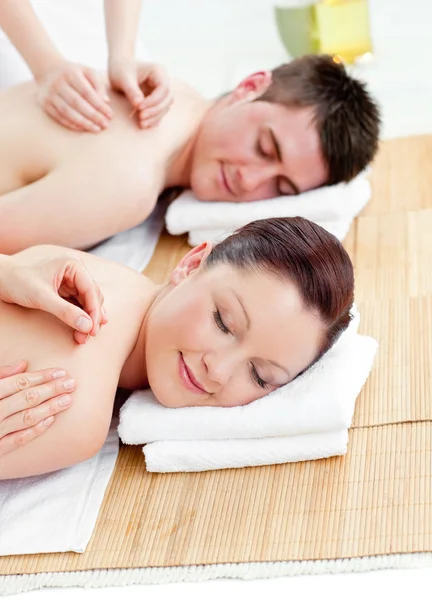 Relajada pareja caucásica recibiendo un masaje de espalda —  Fotos de Stock