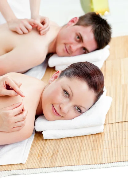 Brillante pareja caucásica disfrutando de un masaje de espalda —  Fotos de Stock