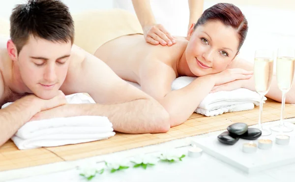 Casal caucasiano atraente recebendo uma massagem nas costas — Fotografia de Stock