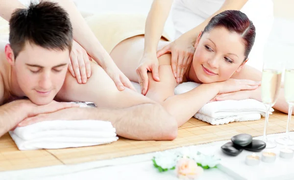 Amar pareja joven disfrutando de un masaje de espalda — Foto de Stock