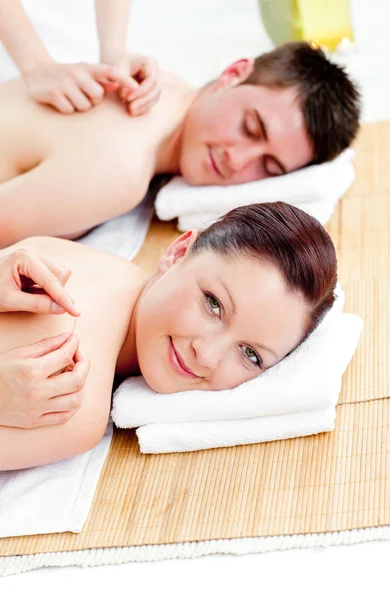 Brilhante casal caucasiano recebendo uma massagem nas costas — Fotografia de Stock