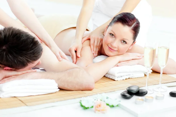 Charmante jonge paar genieten van een rug massage — Stockfoto