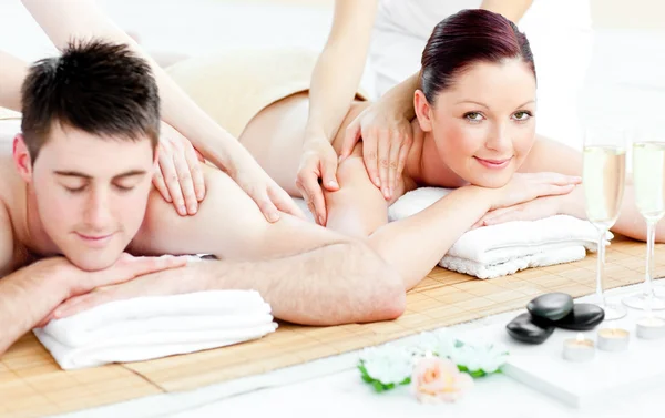 Atractiva pareja joven disfrutando de un masaje de espalda — Foto de Stock