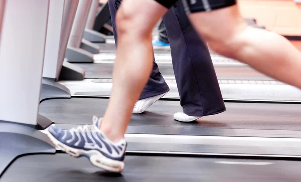 Close-up of the legs of an athletic young woman exercising on a — Stock Photo, Image