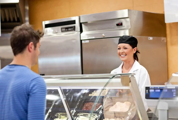 Retrato de um varejista de alimentos sorridente com um cliente masculino — Fotografia de Stock