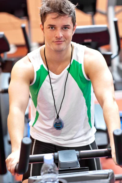 Retrato de un atleta varón confiado con un cronómetro exercisi — Foto de Stock