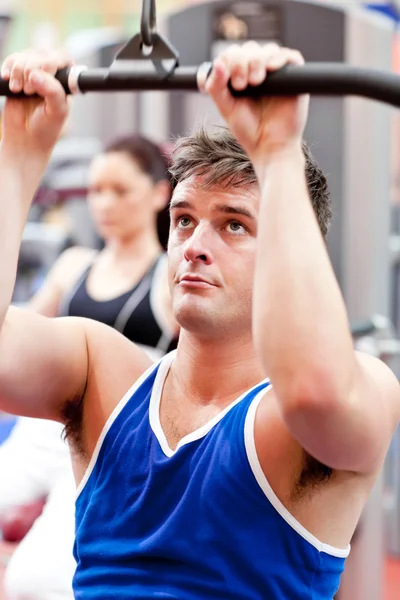 Male athlete practicing body-building — Stock Photo, Image