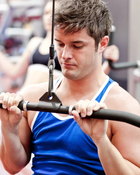 Atleta masculino autoconfiante praticando musculação — Fotografia de Stock