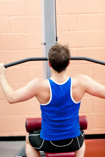 Atleta maschio muscolare che pratica body-building — Foto Stock