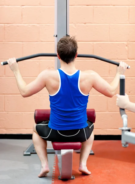 Vücut geliştirme egzersiz iddialı erkek atlet — Stok fotoğraf