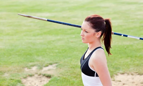 Koncentrerad kvinnliga idrottare redo att kasta spjut — Stockfoto