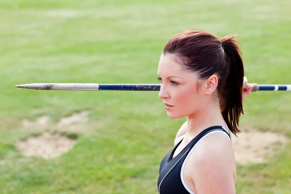 Geconcentreerde atletische vrouw klaar om te gooien het speerwerpen — Stockfoto