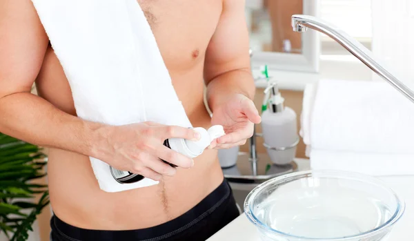 젊은 근육 질 남자 화장실에서 면도 준비가의 클로즈업 — 스톡 사진