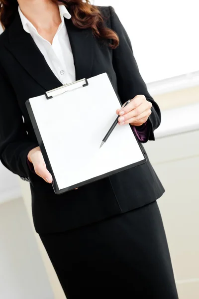 Primer plano de una mujer de negocios asertiva tomando notas en su clipb —  Fotos de Stock