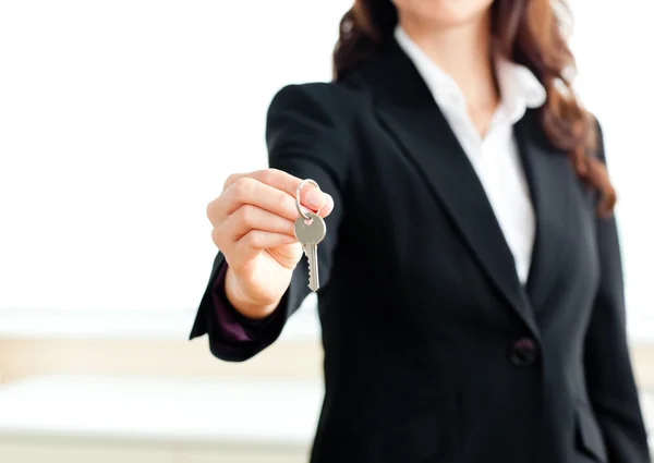 Primer plano de una mujer de negocios confiada sosteniendo una llave — Foto de Stock