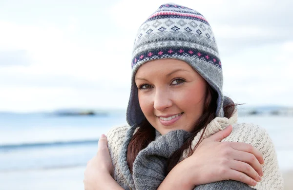 Eşarp ve plaj renkli şapka ayakta olan güzel kadın — Stok fotoğraf