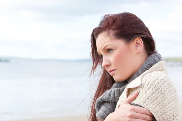 Нещаслива жінка в светрі на пляжі і застудилася — стокове фото