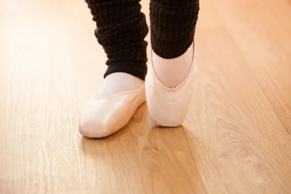 Close-up dos pés de uma bailarina caucasiana exercício — Fotografia de Stock