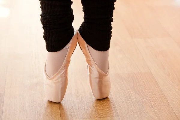 Nahaufnahme einer talentierten Ballerina auf Zehenspitzen — Stockfoto