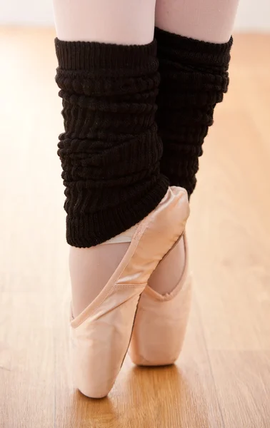 Close-up de uma bailarina talentosa na ponta dos pés — Fotografia de Stock