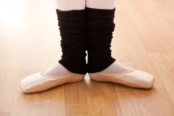 Közeli kép: a láb egy tehetséges balerina táncos — Stock Fotó