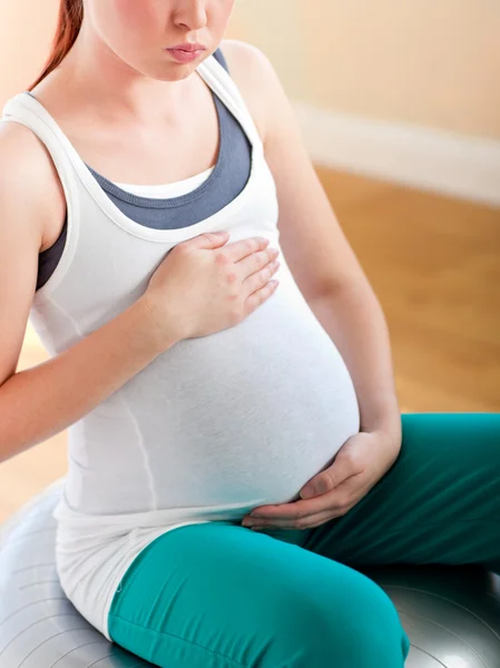 Hamile bir kadın bir topun üzerinde egzersiz Close-Up — Stok fotoğraf