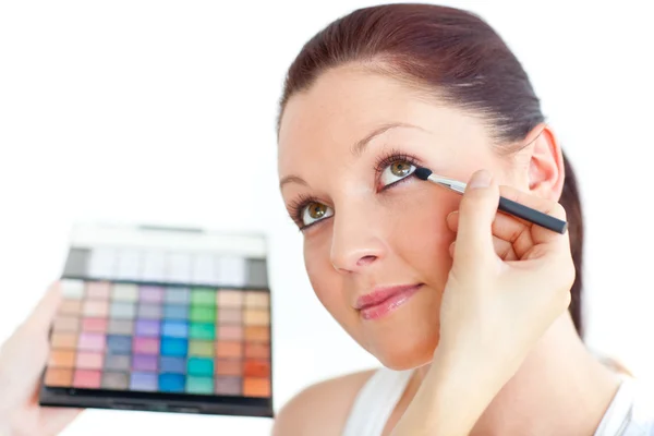 Mulher encantadora sendo aplicada maquiagem para os olhos — Fotografia de Stock